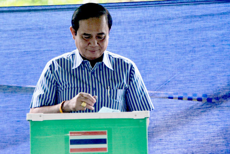 Thủ tướng Thái-lan Prayut Chan-ocha bỏ phiếu ở Bangkok.